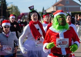 Muchos de los corredores iban disfrazados con motivos navideños