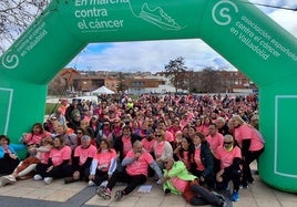 Participantes en la Marcha del Cáncer de Arroyo y en primer término, los miembros de la corporación con su alcalde