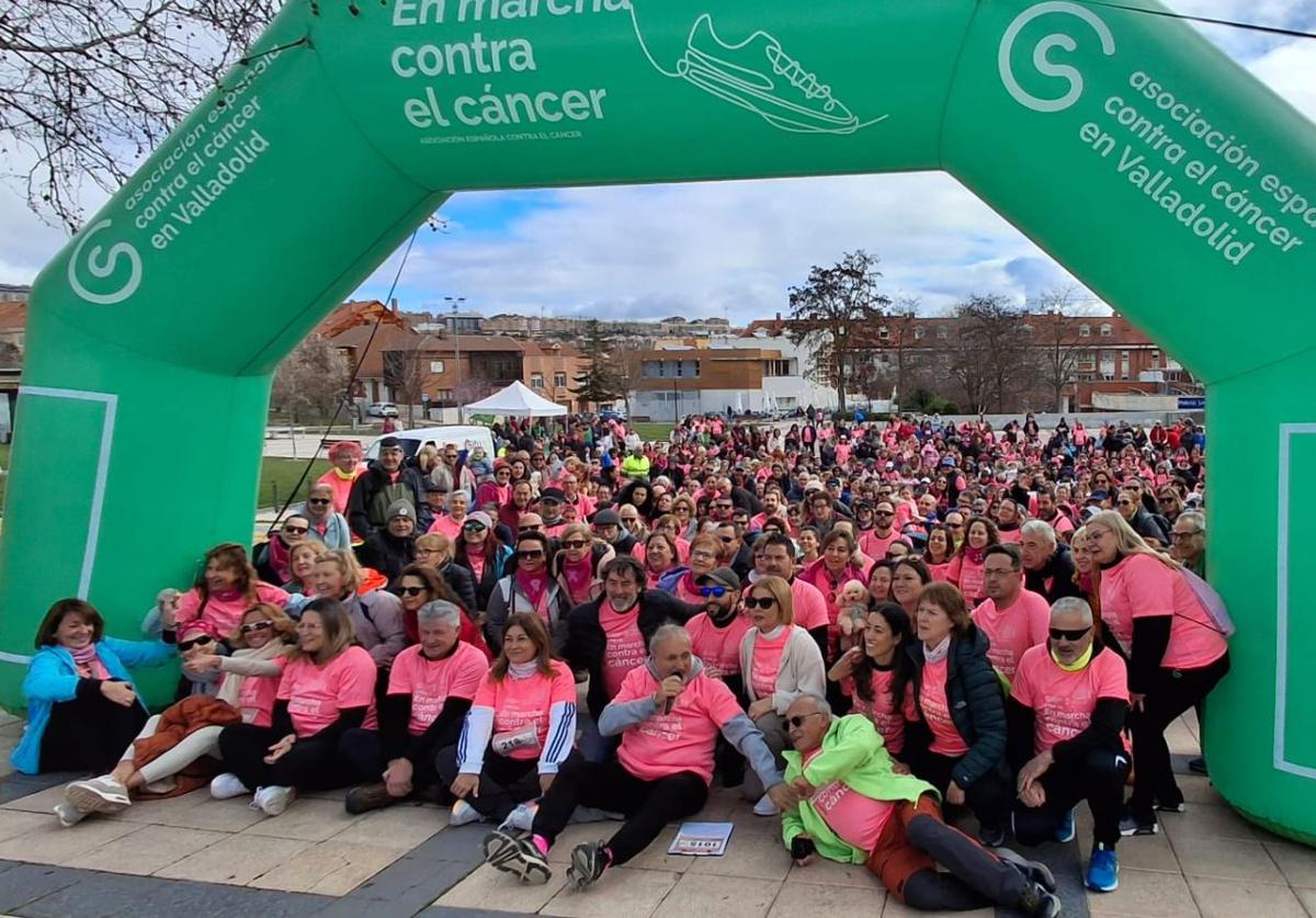 Participantes en la Marcha del Cáncer de Arroyo y en primer término, los miembros de la corporación con su alcalde