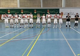 Los jugadores del Unión Arroyo en la pista