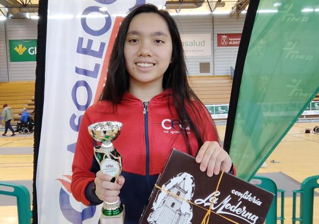 La tiradora Lucía Alonso con su trofeo en el campeonato de Albacete