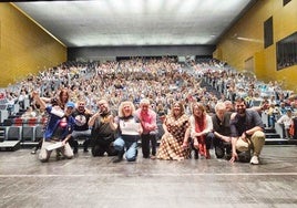 Participantes y miembros de la corporación en el certamen de monólogos de 2024