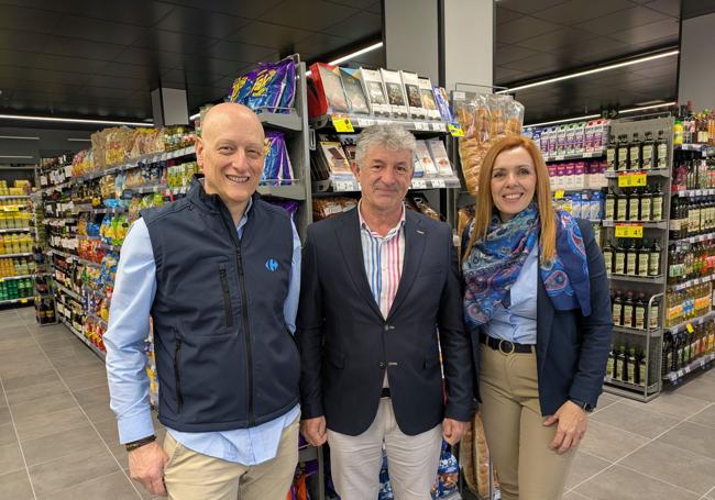 Emilio Rivas y Elena Garrido, junto al alcalde de Arroyo Sarbelio Fernández