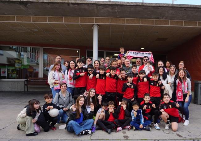 Jugatores, cuerpo técnico y familias del eqipo Alevía A del Unión Arroyo Fútbol Sala