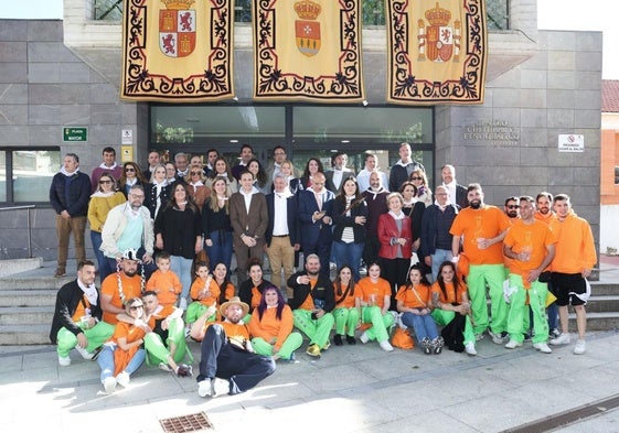 La corporación con el presidente de la Diputación y el Subdelegado del Gobierno y los pregoneros, los peñistas de Sin Límite