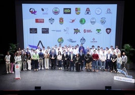 Foto de familia de todos los galardonados en los I Premios Arroyo 100% Deporte