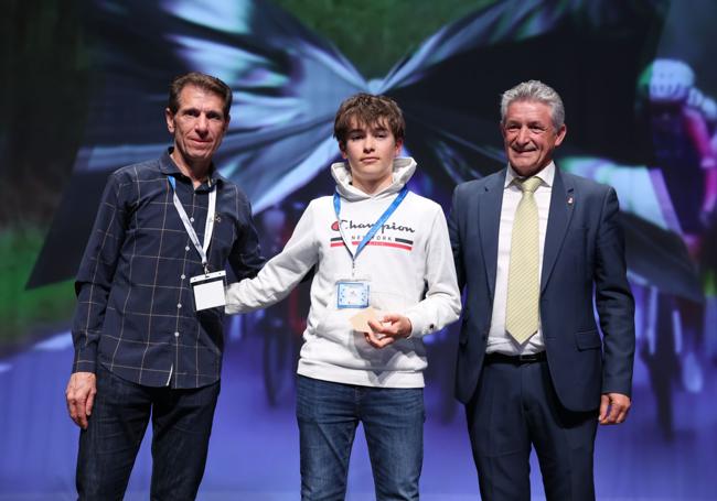 El galardón de Lidia Castro, que no pudo asistir a la gala por estar concentrada con la Selección Española, lo recogieron su hermano Pedro Castro y Juan Carlos Domínguez