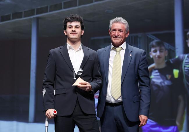 David Franco recogiendo su premio de manos del alcalde Sarbelio Fernández