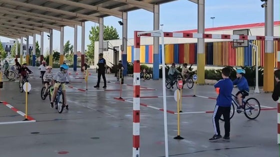 La Policía Local de Arroyo estrena un circuito de educación vial en el CEIP Kantic@