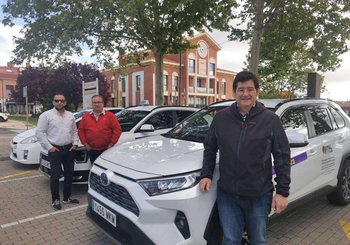 Tres taxistas de Arroyo de la Encomienda en la parada de Plaza España