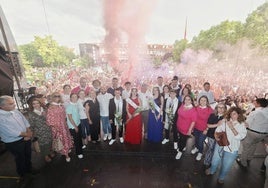 El pregonero, con la corporación y los reyes de las fiestas