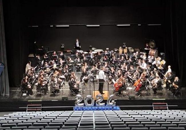 La Banda Sinfónica de Arroyo ensayando en el escenario del auditorio de La Casa de la Música y el Teatro