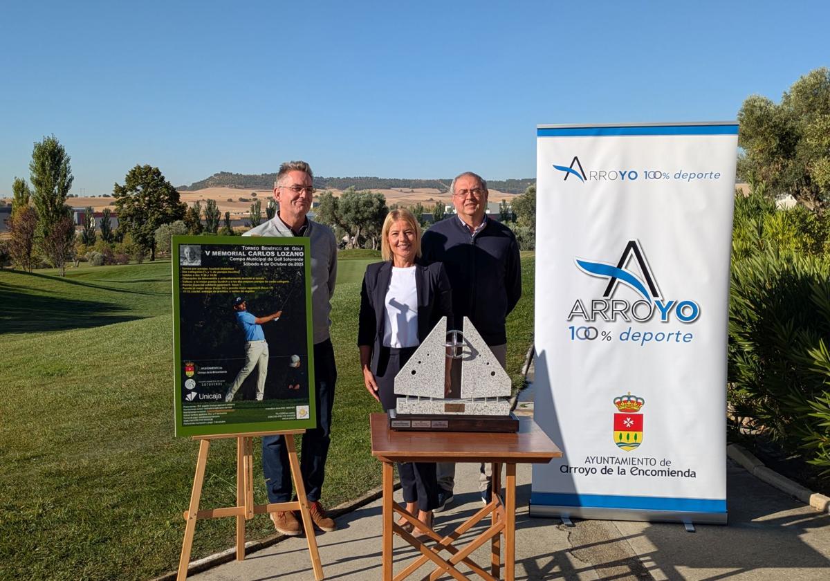 La concejala de deportes, Sandra Gonsález, con Eduardo Córdoba y José María Álvarez Requejo, organizadores de la cita
