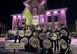 Una de las peñas disfrazada de la Rotonda de los Holas de Arroyo