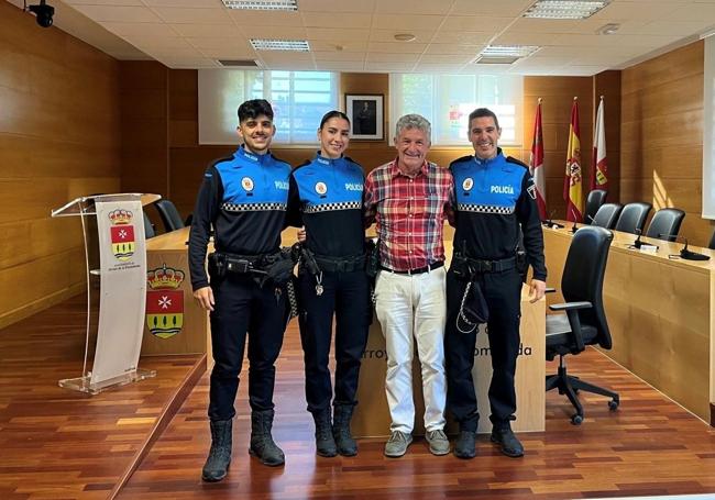 El alcalde, Sarbelio Fernández, con los tres nuevos agentes