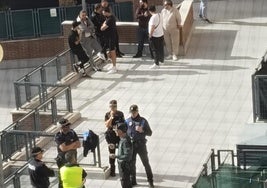 Policía Local y Guardia Civil, durante la operación, en la mañana de este viernes