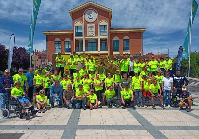Voluntarios y socios de La Senda de Arroyo durante la celebración de La Arroyada