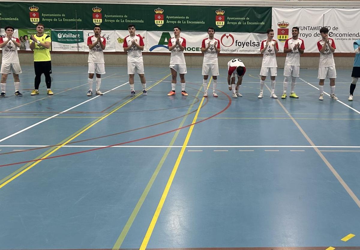 Jugadores del Unión Arroyo saludando a la grada