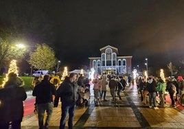 La Plaza España de Arroyo brilló durante el encendido inaugural navideño
