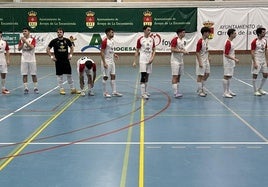 Los jugadores del Unión Arroyo saludando a sus contrincantes leoneses