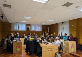 Los concejales votando durante el pleno