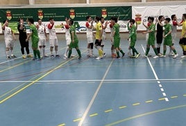 Los dos equipos, local y visitante saludándose tras el encuentro