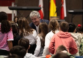 El alcalde Sarbelio Fernández, saludando a los niños al finalizar el acto