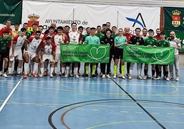 Ambos equipos posaron con las pancartas en favor de la lucha contra el cáncer