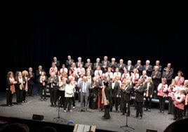 Integrantes de la agrupación coral Támbara durante una de sus actuaciones