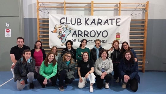 Más de veinte mujeres participan en el curso de Defensa Personal Femenina organizado por el Club Karate Arroyo