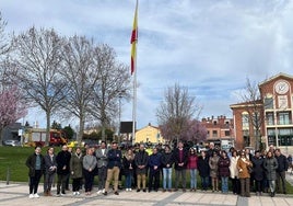 La corporación y trabajadores municipales se citaron en Plaza España para guardar un minuto de silencio