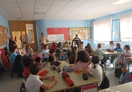 Alumnos del CEIP Elvira Lindo compartiendo experiencias con sus visitantes búlgaros