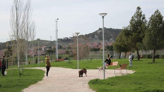 Los dueños de perros de Arroyo deberán portar y diluir agua jabonosa en los orines