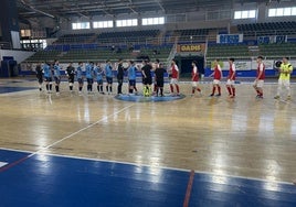Ambos equipos durante el saludo oficial