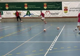 Los jugadores del Unión Arroyo calentando antes del partido
