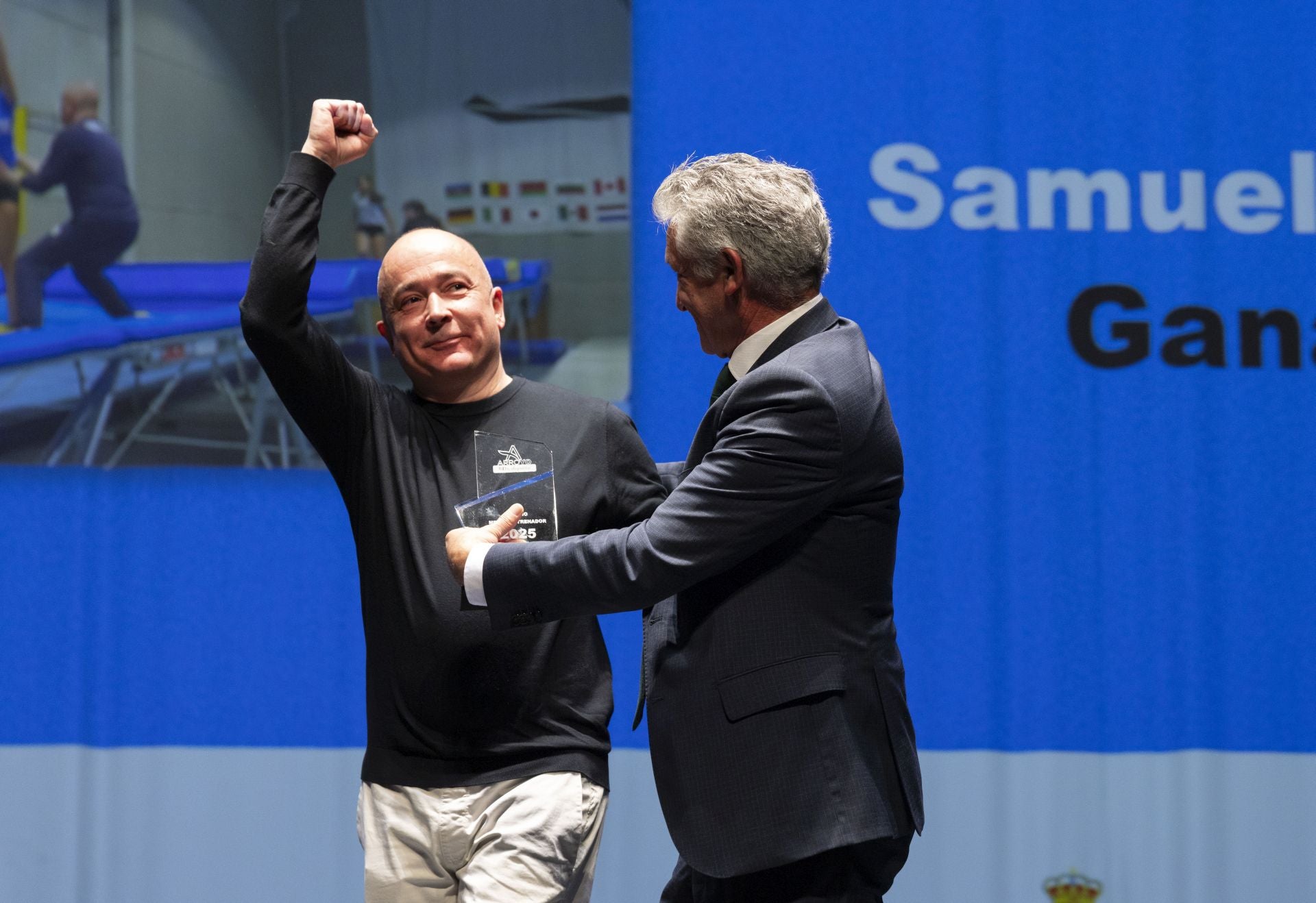 Samuel Castro, entrenador del Club de Trampolín, recogiendo su premio de manos del alcalde Sarbelio Fernández