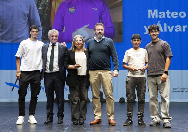 Los familiares de los futbolistas Mateo Garrido y Álvaro Gómez recibiendo su mención de honor