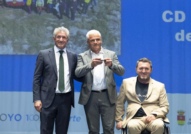 Sebastián Nogales, presidente de La Senda de Arroyo, recibió el galardón del club de manos del alcalde, Sarbelio Fernández y de Fran Sardón, de ASPAYM