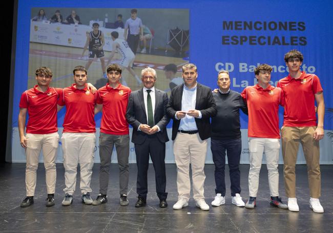 El alcalde de Arroyo, Sarbelio Fernández entregó a José Antonio Cernuda y a parte de la plantilla del C.B, La Flecha, su mención de honor