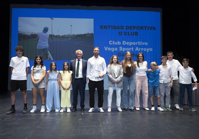 El director del C.D. Vegasport Arroyo, Alberto Esguevillas recogió el galardón de manos del alcalde Sarbelio Fernández y acompañado de parte de la plantilla de deportistas del club