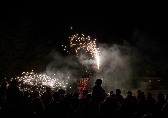 Los fuegos artificiales llenaron de luz la noche arroyana