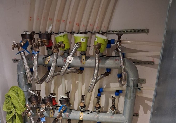 Enganches de agua ilegales en el residencial Arroyovereda