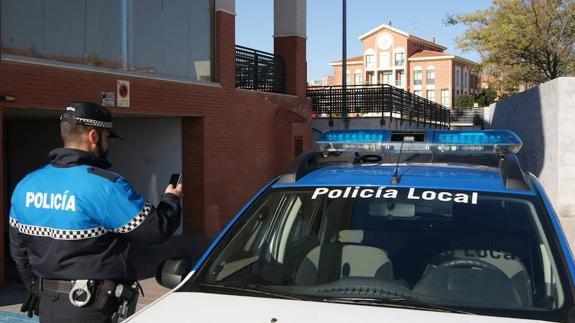 Un agente de la Policía Local de Arroyo consulta su dispositivo móvil. 
