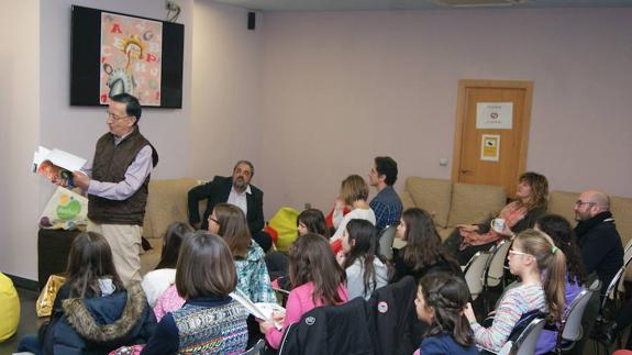 Ramón García en el club infantil de lectura de Arroyo