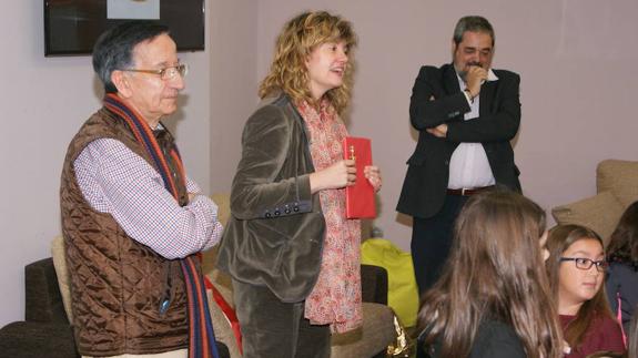 La concejal de Cultura de Arroyo, Isabel Mansilla, entregó los premios. 