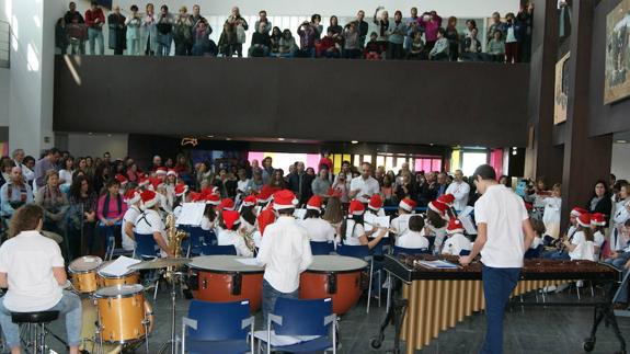 Abarrotado hall de entrada al hospital Río Hortega