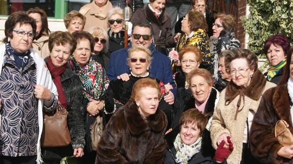 El alcalde de Arroyo, José Manuel Barrio, rodeado de las Águedas. 