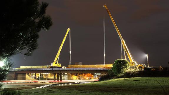 Viaducto sobre la A-62 perfectamente iluminado durante los trabajos de esta pasada noche. 