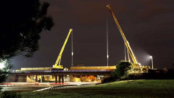 Obras en la pasarela sobre la A-62 la madrugada del viernes al sábado. El Norte