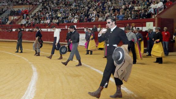 Los protagonistas del festival salen a una plaza abarrotada.